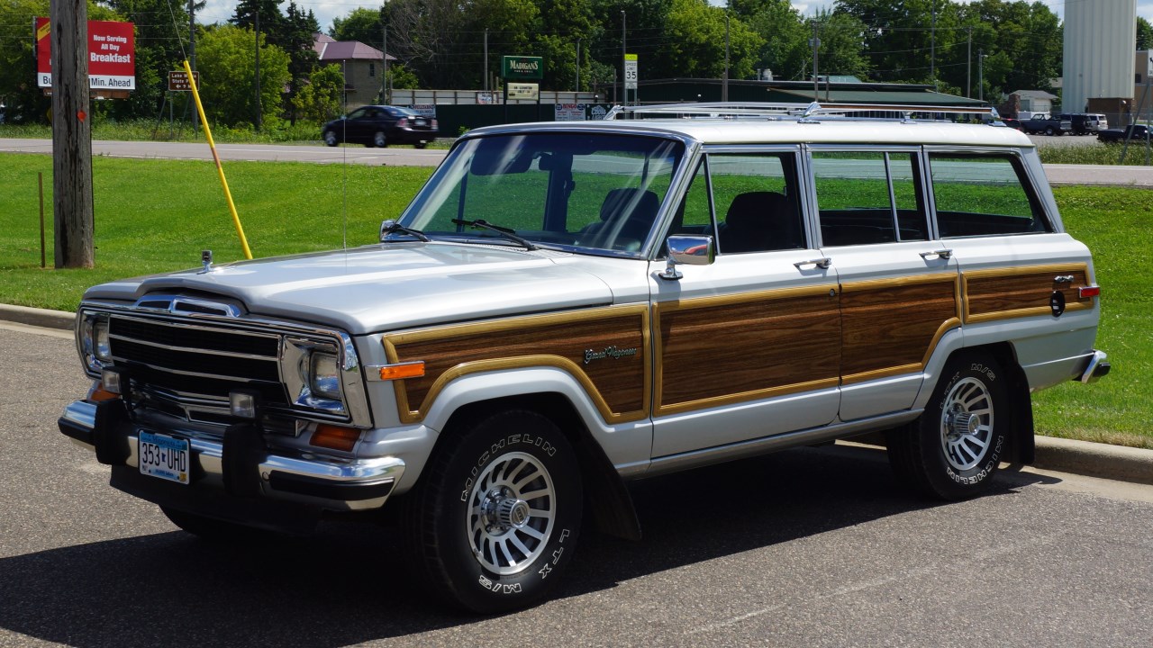 1990_Jeep_Grand_Wagoneer_(28459801253)_(cropped)