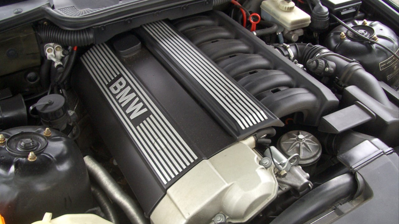 1993_bmw_325is_engine