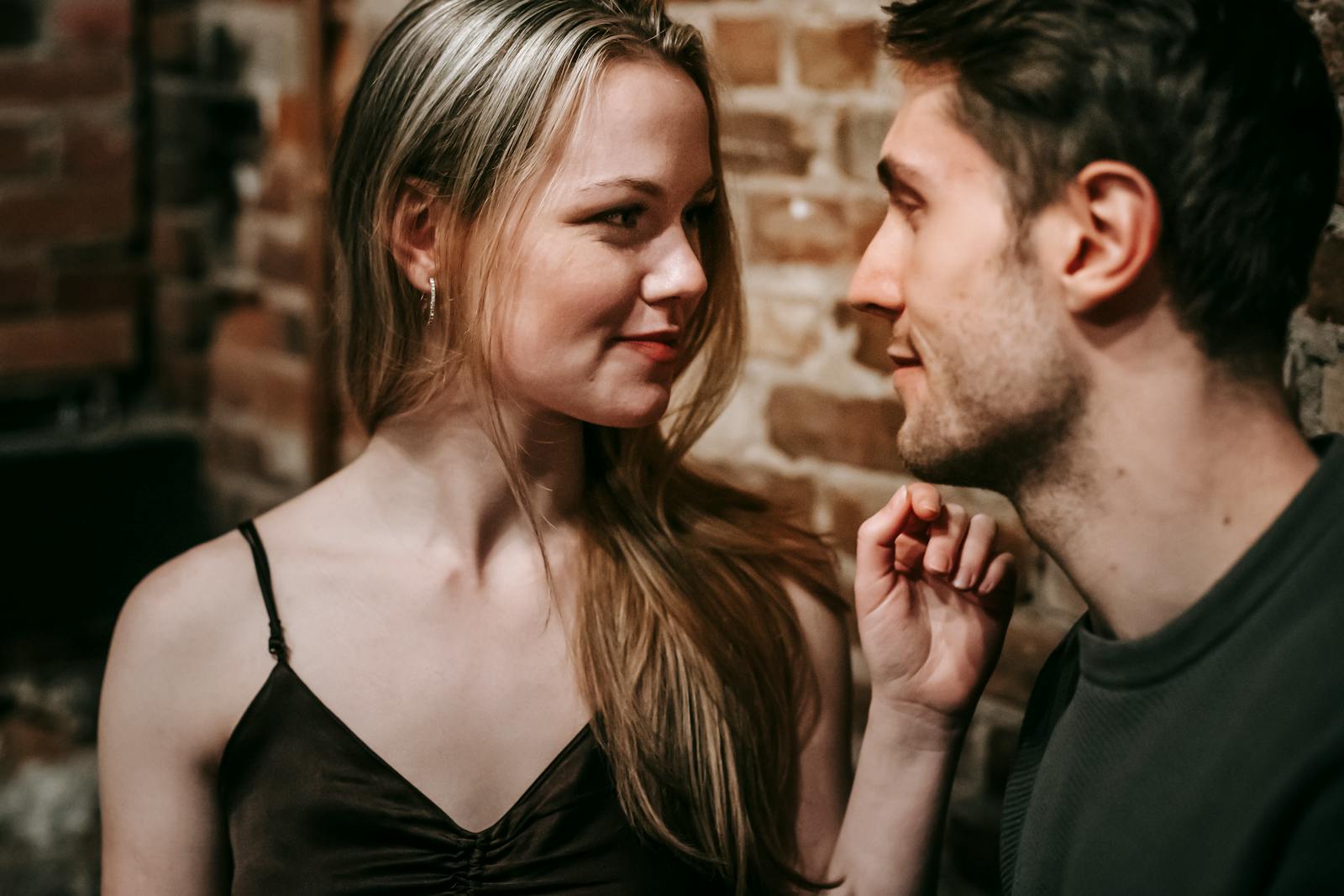 10 Ways to Tell If Someone Is Pretending to Like You