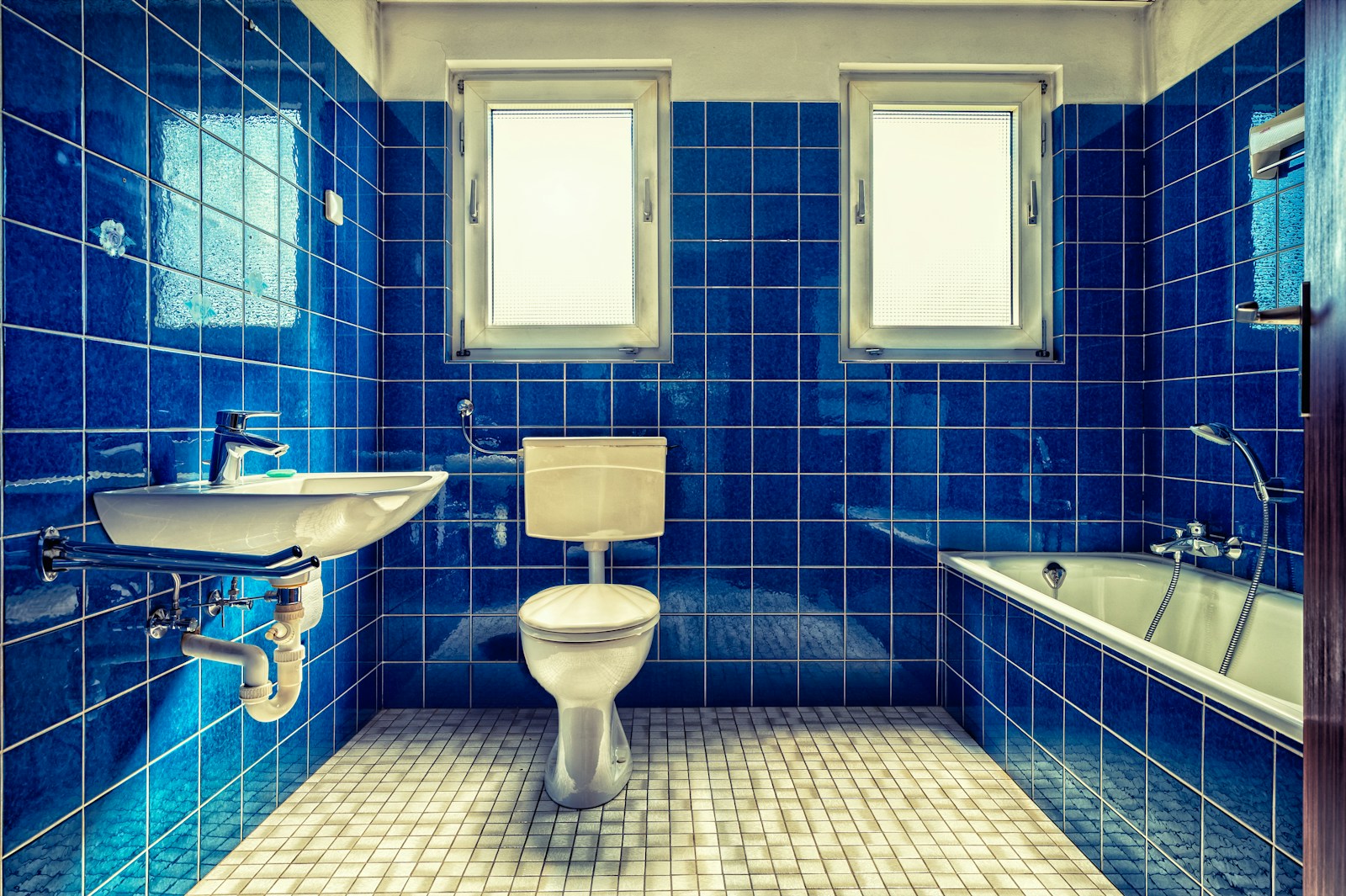 7 Retro Bathroom Items That Are Surprisingly Valuable